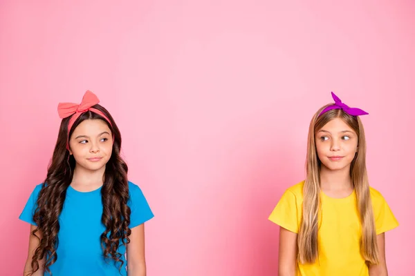 Ritratto di due belle attraente ben curato winsome carino carino amichevole allegro allegro pre-teen ragazze guardando l'un l'altro isolato su sfondo rosa pastello — Foto Stock