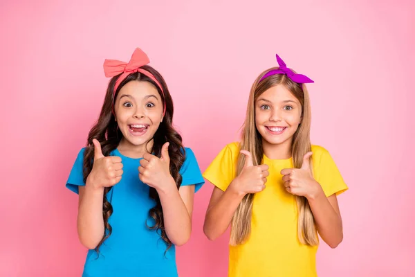 Närbild porträtt av två snygga attraktiva charmig Söt härlig galen glad glada glada säker pre-teen flickor visar tumbup isolerad på rosa pastell bakgrund — Stockfoto