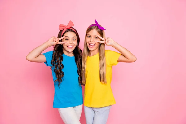 Retrato de dois agradável-olhando atraente encantador bonito doce alegre alegre alegre alegre otimista pré-adolescente meninas mostrando v-sinal perto do olho isolado no fundo pastel rosa — Fotografia de Stock