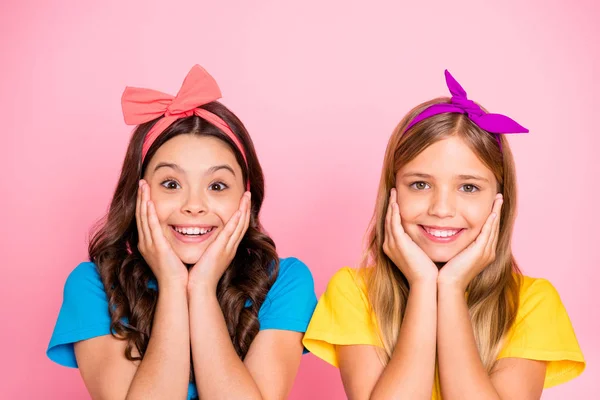 Primer plano retrato de dos guapos guapos atractivos bien arreglados encantador lindo encantador alegre alegre alegre sorprendido pre-adolescente niñas aisladas sobre fondo de pastel rosa —  Fotos de Stock