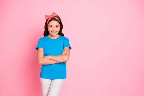 Retrato dela ela agradável atraente encantador bonito encantador winsome alegre alegre pré-adolescente menina dobrado braços isolados no fundo pastel rosa — Fotografia de Stock