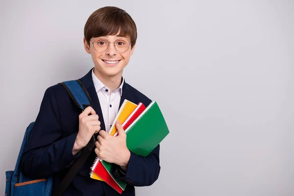 Close-up foto van leuke charmante coole persoon mensen kleine Hold hand materialen gekleed ronde brillen brillen zwarte Blazers jassen wit overhemd geïsoleerd grijze achtergrond — Stockfoto