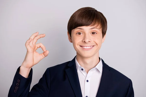 Nahaufnahme Foto von schönen hübschen Schüler Sekundarschule sagen ausgezeichnete perfekte Kenntnisse isoliert tragen schwarze modische Kleidung Blazer isoliert grau silber Hintergrund — Stockfoto