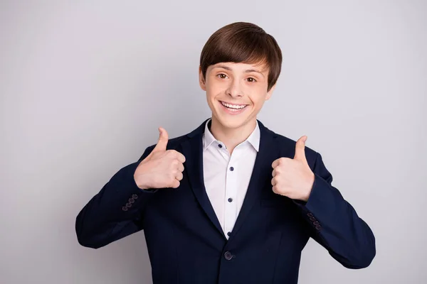 Porträt der positiven schönen weiterführenden Schule Menschen Person Zukunft Promoter perfekt ausgezeichnete tragen Jacke Hemd moderne formale tragen isoliert grau argent Hintergrund — Stockfoto