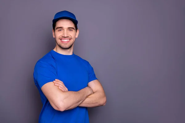 Close up perfil lateral foto expressa especialista ele ele seus braços fortes cruzados radiante sorriso auto-confiante pessoa ordem oferecer ao cliente desgaste azul t-shirt cap terno corporativo isolado fundo cinza — Fotografia de Stock