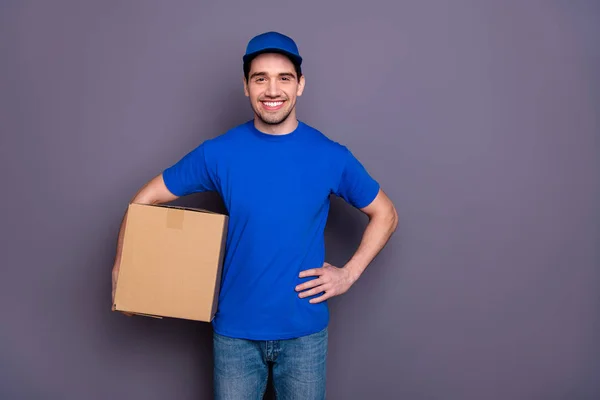 Nahaufnahme Foto-Express-Speed-Spezialist er ihm seine Zusteller halten starke Arme große Paketkasten toothy kommen rechtzeitig akzeptieren Empfänger tragen blaues T-Shirt Mütze Corporate Anzug isoliert grauen Hintergrund — Stockfoto