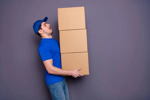 Nahaufnahme Foto cool Beruf Spezialist er ihm sein Lieferjunge halten starke Arme große schwere Paketkästen ändern Ort flachen Umzug tragen blaues T-Shirt Mütze Corporate Anzug isoliert grauen Hintergrund — Stockfoto