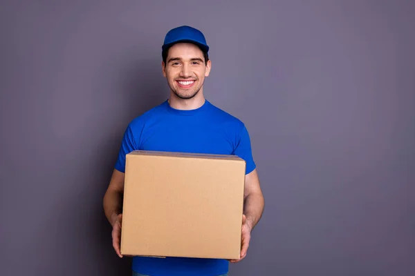 Nahaufnahme Foto-Express-Speed-Spezialist er ihm seine Zusteller halten starke Arme große Paketkasten toothy kommen rechtzeitig akzeptieren Empfänger tragen blaues T-Shirt Mütze Corporate Anzug isoliert grauen Hintergrund — Stockfoto