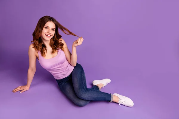 Retrato de mujer atractiva corte de pelo corte de pelo se siente contento contenido coquetear risa coqueta vestido de moda traje moderno ella su mentira aislada púrpura violeta fondo brillante —  Fotos de Stock