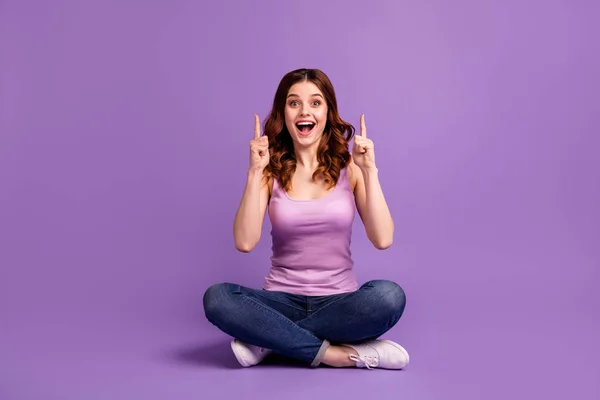 Retrato de engraçado funky lovey anúncios juvenis anunciar espantado impressionado inacreditável inesperado notícias novidade sentar vestido singlet moderno elegante isolado violeta roxo fundo — Fotografia de Stock