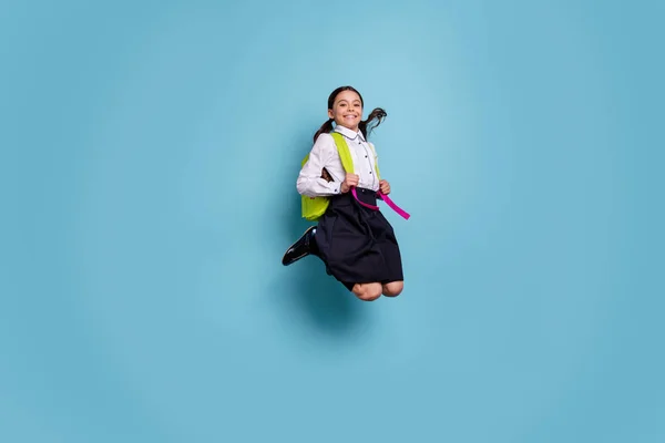 Full Body grootte foto van Crazy school Lady Jump hoge klas Zie vrienden blij dragen wit shirt geïsoleerd blauwe achtergrond — Stockfoto