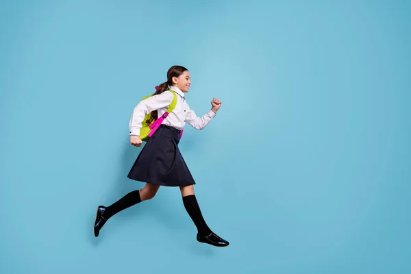 Volledige lengte foto van Crazy school Lady haasten klas Zie vrienden 1 september herfst slijtage wit overhemd geïsoleerd blauwe achtergrond — Stockfoto