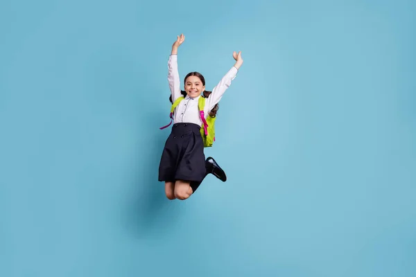 Foto de tamaño completo de la señora loca de la escuela saltar amigos de clase alta 1 septiembre usar camisa blanca falda traje aislado fondo azul —  Fotos de Stock