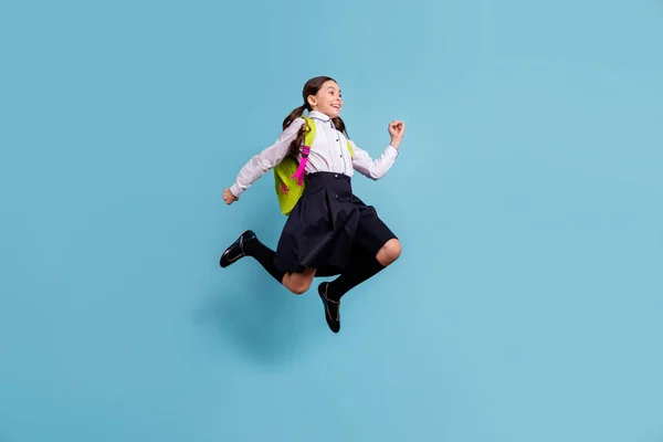 In voller Länge Foto von verrückten Schule Dame rauschen Klassenzimmer sehen Freunde 1 September Herbst tragen weißes Hemd isoliert blauen Hintergrund — Stockfoto