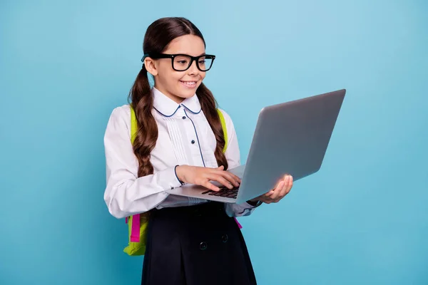 Fotó szép iskolai hölgy osztálytermi modern technológiák lecke notebook kezek viselnek szemüveg fehér inget elszigetelt kék háttér — Stock Fotó