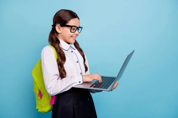 Profil fotóját iskolai hölgy tantermi modern technológiák lecke notebook kezek viselnek szemüveg fehér inget elszigetelt kék háttér — Stock Fotó