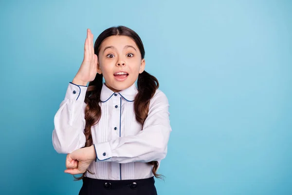 Portret van geschokt verrast kind Pigtails raise handen willen antwoord test examen slijtage witte blouse geïsoleerd over blauwe achtergrond — Stockfoto