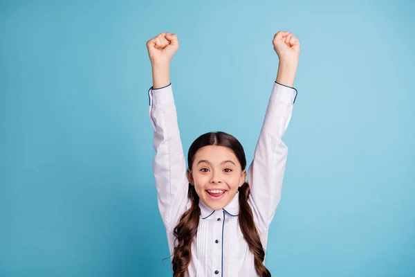 Primer plano de niño emocionado levantar los puños gritar sí usar blusa blanca aislada sobre fondo azul —  Fotos de Stock