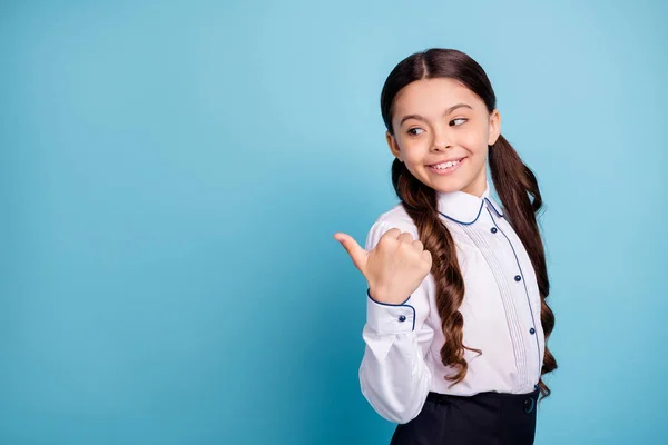 Porträtt av positivt barn välj Bestäm annonser klädd vit blus isolerad över Blå bakgrund — Stockfoto