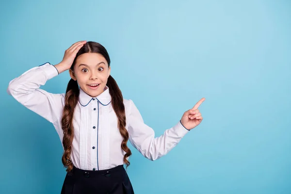 Portret van stijlvolle onder de indruk meisje hebben keuze beslissing ongelooflijke nieuwigheid geïsoleerd over blauwe achtergrond — Stockfoto