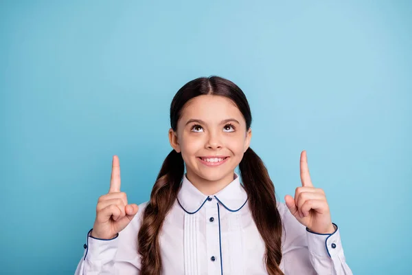 Närbild foto av härliga barn Future promotorn välj Bestäm annonser isolerade över Blå bakgrund — Stockfoto