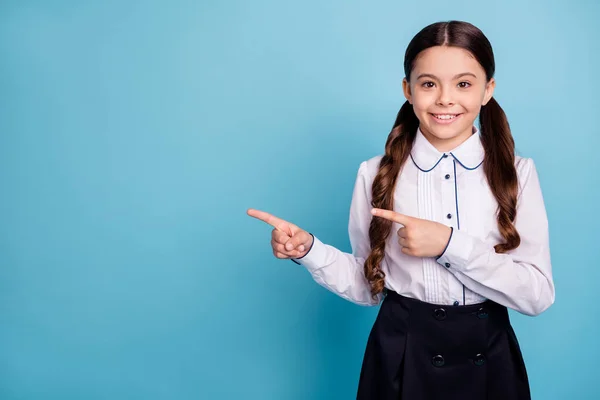 Portrait of cheerful kid comment information choose decide ads isolated over blue background — Stock Photo, Image