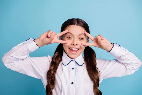Close-up foto van vrolijke Kid maken v-Signs lach gevoel verheugen geïsoleerd over blauwe achtergrond — Stockfoto