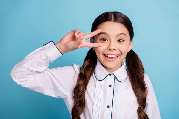 Portret van charmante Kid maken v-Signs gezicht ogen geïsoleerd over blauwe achtergrond — Stockfoto