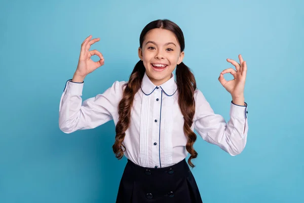 Portret van mooie Kid geven feedback uitstekende keuze beslissing oplossing dragen witte blouse geïsoleerd over blauwe achtergrond — Stockfoto