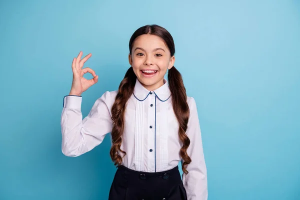 Retrato de garoto engraçado funky dar feedback escolher decidir isolado sobre fundo azul — Fotografia de Stock