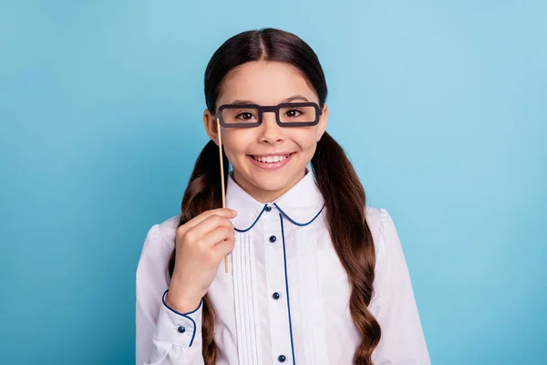Retrato de criança bonito segurar óculos de papel mão óculos isolados sobre fundo azul — Fotografia de Stock