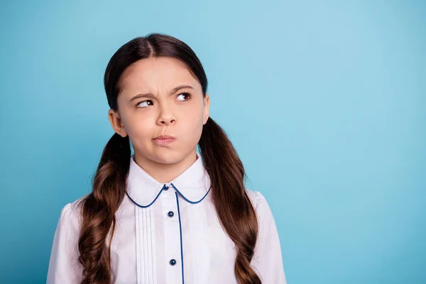 Retrato de criança pensativa olhando tendo pensamentos vestindo blusa branca isolada sobre fundo azul — Fotografia de Stock