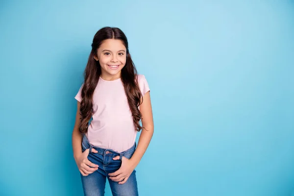 Retrato de divertido funky lindo encantador niño lugar manos palmas bolsillos sentir contento disfrutar emocionado fresco vestido ropa moderna jeans aislados sobre fondo azul — Foto de Stock