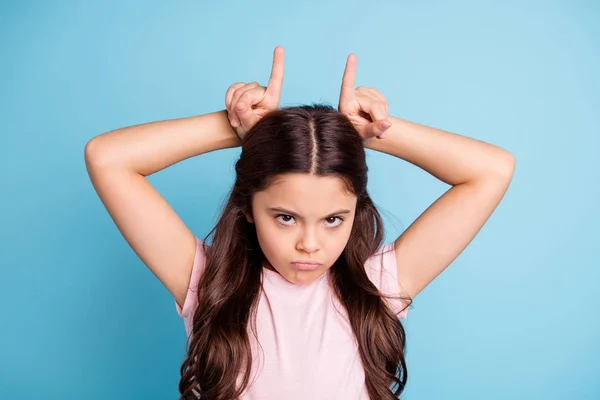 Close up φωτογραφία ερεθισμένος απογοητευμένος παιδί έχουν προσβολή Αγνοήστε καμία επικοινωνία κάνει κέρατα κεφάλι αποτυχία μιζέρια συνοφρυωμένο μοντέρνα όμορφη σκυθρωπή ενοχλημένος ροζ t-shirt μακρύ χτένισμα απομονωμένη μπλε φόντο — Φωτογραφία Αρχείου