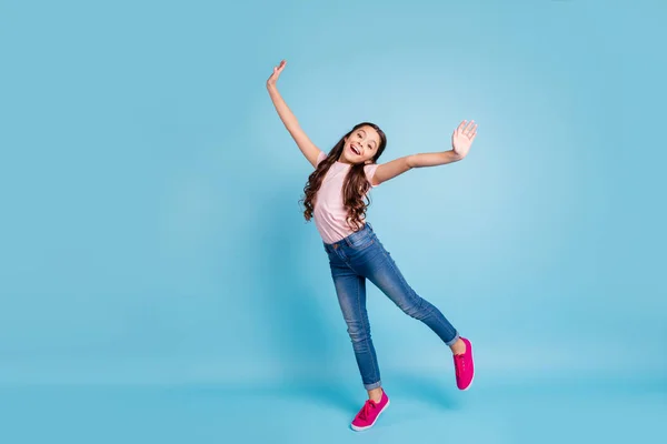 Πλήρους μήκους σώμα μέγεθος θέα γοητευτικό χαριτωμένο παιδί έχουν ελεύθερο χρόνο διακοπές γέλιο γέλιο αισθάνονται περιεχόμενο χαίρεται κομψό μοντέρνα ντυμένη μοντέρνα τζιν t-shirt φούξια αθλητικά παπούτσια απομονωμένη μπλε φόντο — Φωτογραφία Αρχείου