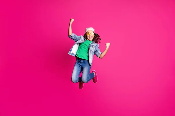 Longitud completa tamaño del cuerpo foto hermoso pequeño ella su señora rizada salto alto objetivo exitoso fiesta moderno look desgaste amarillo sol especificaciones sombrero casual jeans denim chaqueta aislado rosa fondo — Foto de Stock