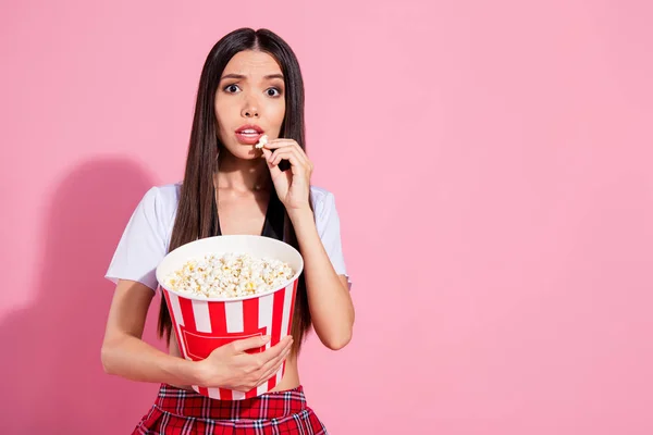 Foto van verbaasd Lady Hold handen popcorn container eng film vakantie slijtage witte top rode rok geïsoleerd roze achtergrond — Stockfoto