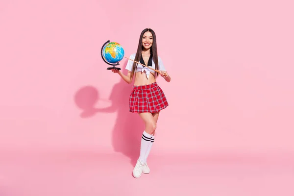 Foto in voller Größe von erstaunlichen Dame Leiter Schulausschuss Big Globus Hände verwenden Zeiger tragen weißen Top roten Rock isoliert rosa Hintergrund — Stockfoto