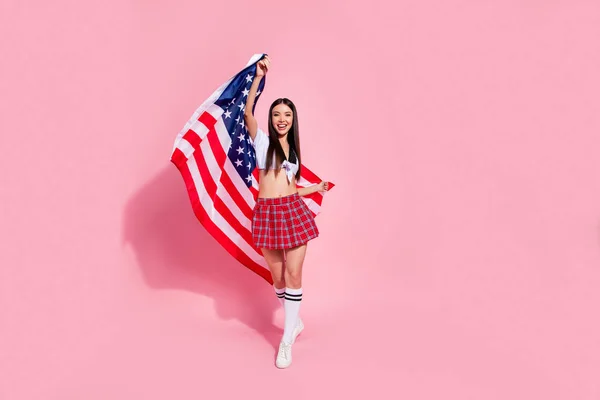 Teljes fotó csinos hölgy tart Egyesült Államok zászló tanuló fél izgatott viselnek fehér felső rövid kockás szoknya izolált rózsaszín háttér — Stock Fotó