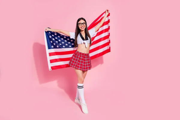 完整的照片漂亮的女士举行美国国旗学生党兴奋穿规格白色上衣短格子裙孤立的粉红色背景 — 图库照片