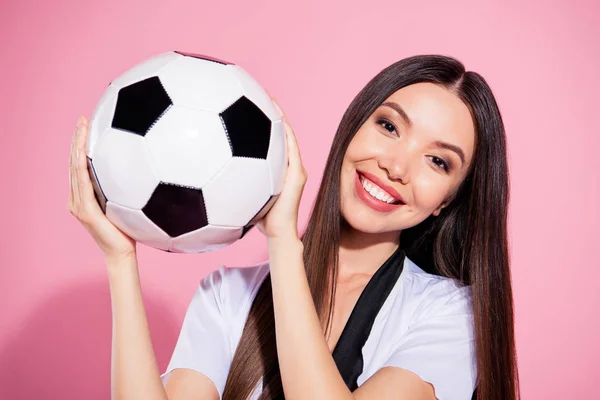 Foto de divertida señora increíble animadora cabeza escuela comité fútbol bola usar blanco superior aislado rosa fondo — Foto de Stock