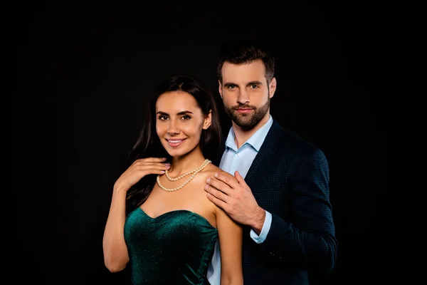 Cerca de la foto hermosa pareja ella su chic con clase él su macho dar recibir bijouterie joya mirada espejo toque mano brazo perlas usar cuadros azul traje chaqueta verde vestido aislado negro fondo —  Fotos de Stock