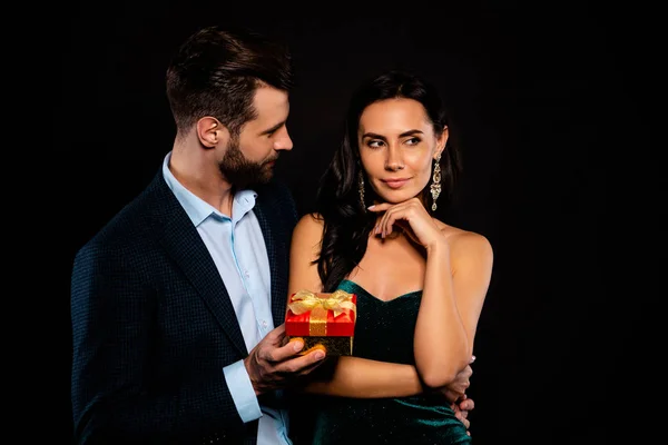 Retrato de sua ele ela agradável-olhando atraente encantador luxo adorável brilho bonito fascinante sonhador de duas pessoas cara dando manuseio fresco pacote caro isolado sobre fundo preto — Fotografia de Stock