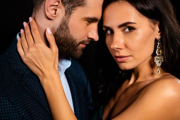 Gros plan portrait recadré de son beau beau magnifique éclat luxueux passionné deux personnes caressant St Valentin événement 14 Février isolé sur fond noir — Photo