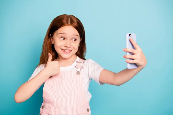 Retrato de moda elegante niño divertirse alegría hacer ropa de la foto monos aislados sobre fondo azul —  Fotos de Stock