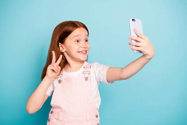 Retrato de buen niño lindo hacer v-signos de ropa de fotos de moda elegante mono aislado fondo azul — Foto de Stock