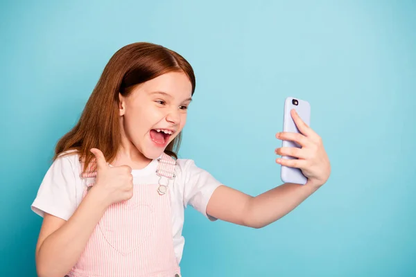 Retrato de moda elegante niño hacer foto tienen foxy corte de pelo de jengibre aislado sobre fondo azul — Foto de Stock