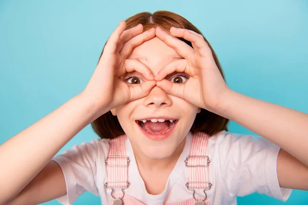 Close up φωτογραφία χαριτωμένο γλυκό παιδί γέλιο γέλιο κοροϊδεύει κάνει πρόσωπα κιάλια απομονωμένη μπλε φόντο — Φωτογραφία Αρχείου