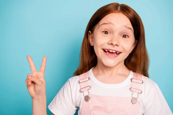 Πορτραίτο του ενθουσιασμένο παιδί κάνει v-πινακίδες γέλιο γέλιο απομονωμένη μπλε φόντο — Φωτογραφία Αρχείου