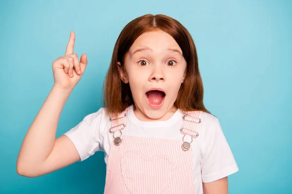Fechar foto de criança elegante bonito levantar dedo indicador mostrar grito isolado fundo azul — Fotografia de Stock